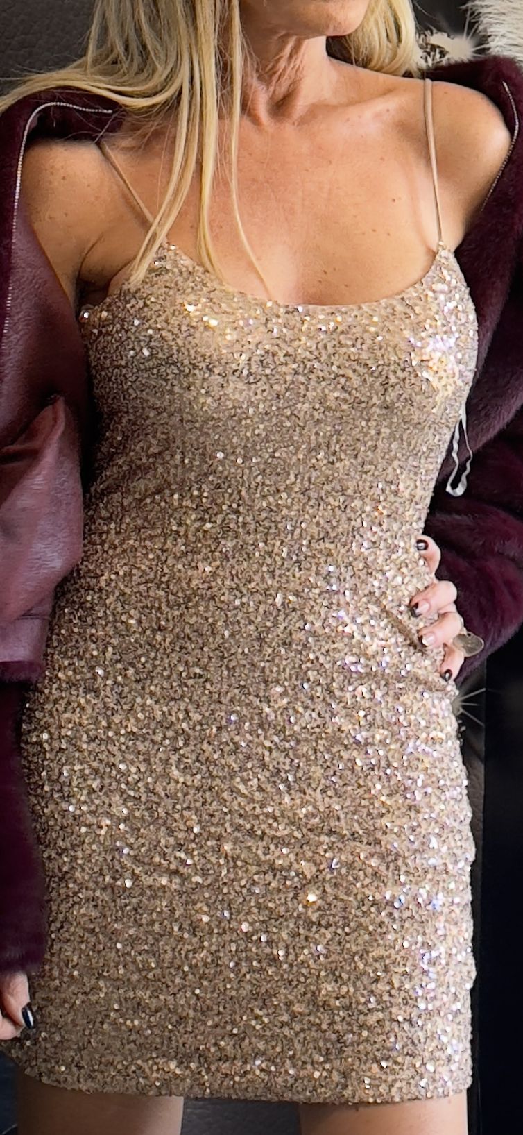 VESTITO CORTO ADERENTE IN PAILLETTES oro rosato