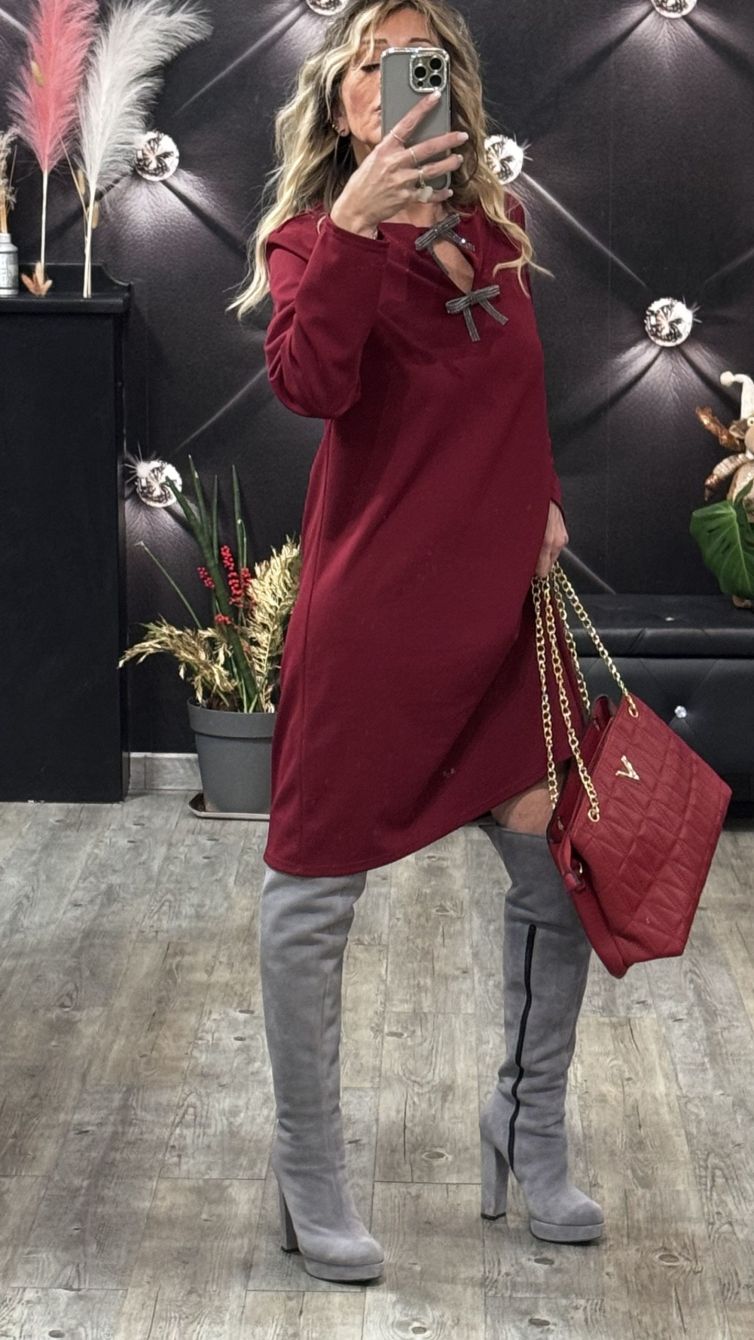 VESTITO SVASATO CON SPILLE rosso granata
