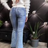 JEANS FLARE CON SPACCHI E SPILLE STRASS