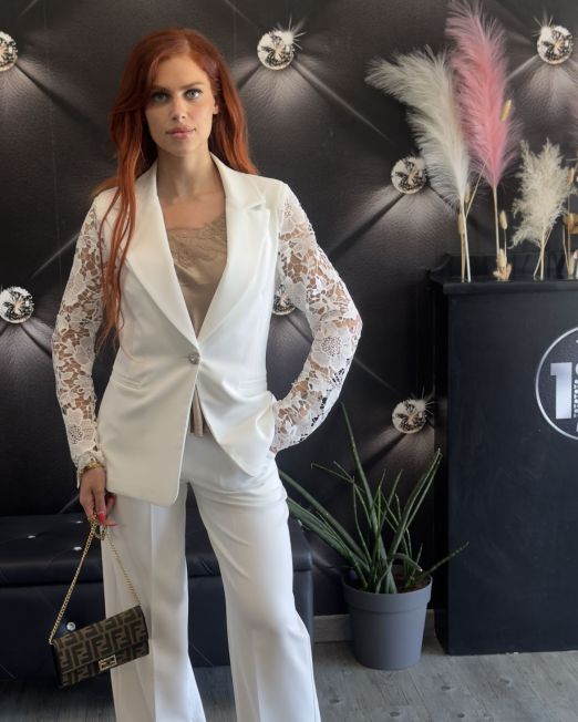 TAILLEUR CON MANICHE IN PIZZO bianco