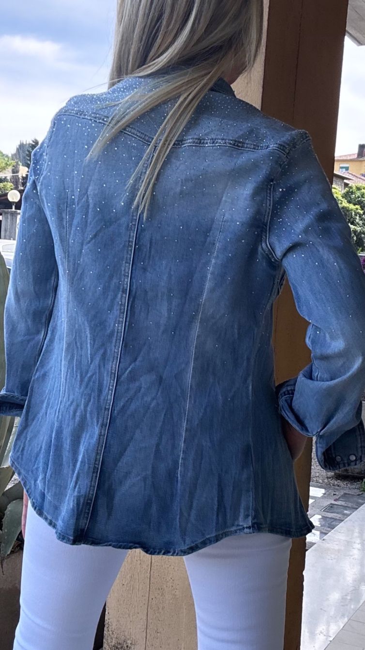 CAMICIA IN JEANS ELASTICIZZATA CON STRASS