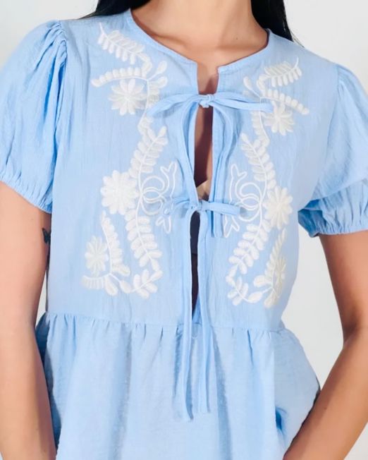 BLUSA RICAMATA CON LACCETTI celeste