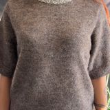 MAGLIA SOFT SHINE CON DETTAGLIO GIOIELLO colore fango