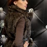 GILET IN ECO-PELLICIA  CON CINTURA testa di moro