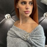 MAGLIA SPALLE SCOPERTE CON SPILLA – ELEGANZA CALDA E CHIC colore caffè’