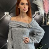 MAGLIA SPALLE SCOPERTE CON SPILLA – ELEGANZA CALDA E CHIC colore caffè’