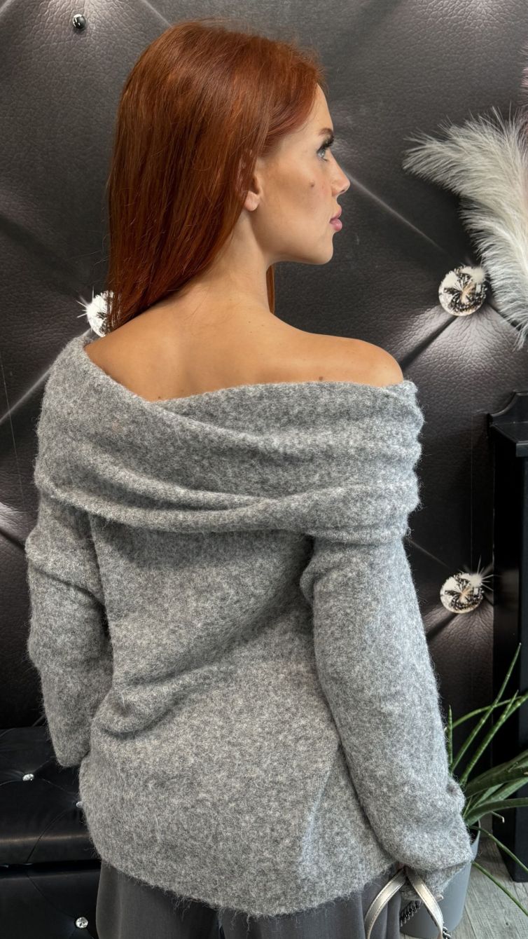 MAGLIA SPALLE SCOPERTE CON SPILLA – ELEGANZA CALDA E CHIC colore grigio