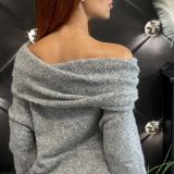 MAGLIA SPALLE SCOPERTE CON SPILLA – ELEGANZA CALDA E CHIC colore caffè’