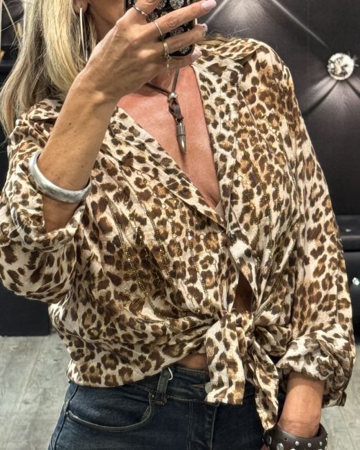 Camicia maculata donna con dettagli gioiello – stile animalier chic