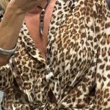 Camicia maculata donna con dettagli gioiello – stile animalier chic