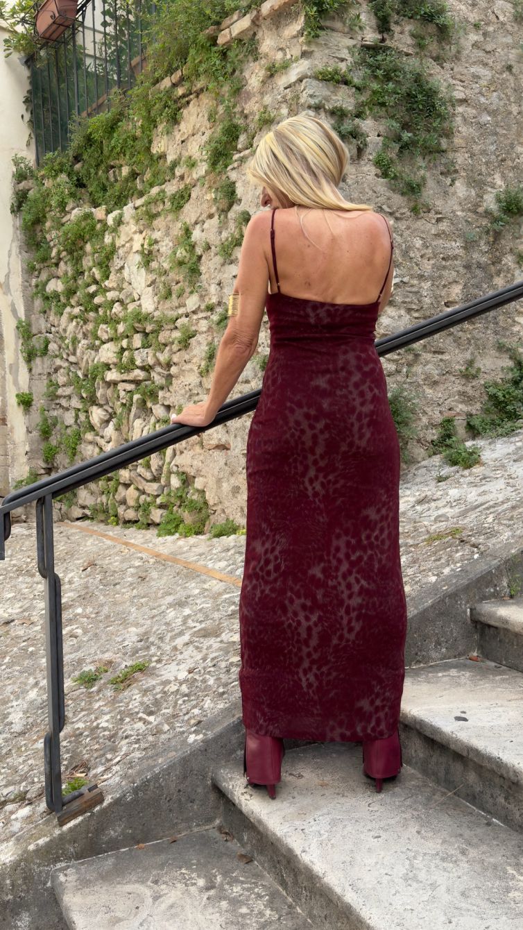 “Wild Elegance – Abito in Tulle Maculato” bordeaux