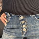 JEANS MOM FIT CON BOTTONI GIOIELLO lavaggio al te