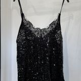 TOP TRASVERSALE PAILLETTES E PIZZO nero