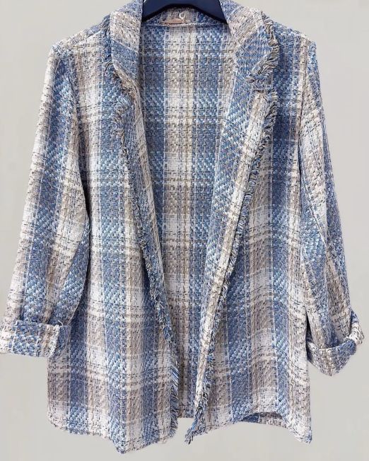 BLAZER TAGLIO SARTORIALE IN TWEED CON PROFILI SFRANGIATI colore celeste e beige