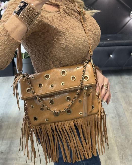 BORSA A TRACOLLA BOHO CHIC IN SIMILPELLE CON FRANGE E BORCHIE camel