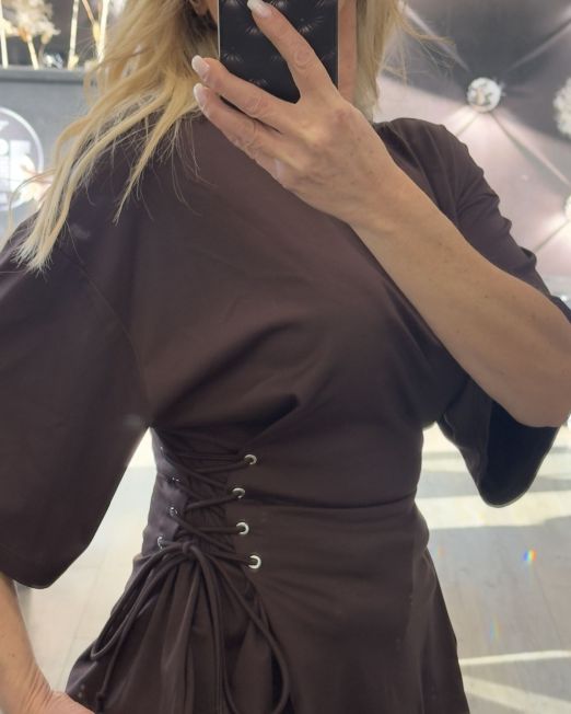 T-SHIRT CON STRINGHE colore cioccolato