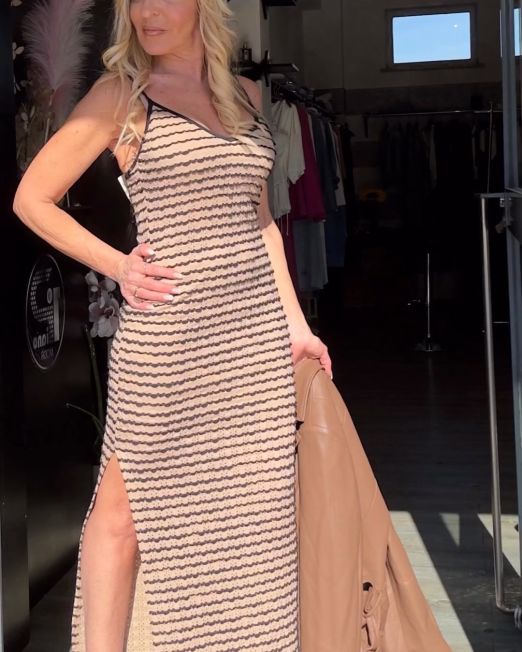 ABITO LUNGO FANTASIA RIGATA CON SPACCO LATERALE colore nocciola - nero