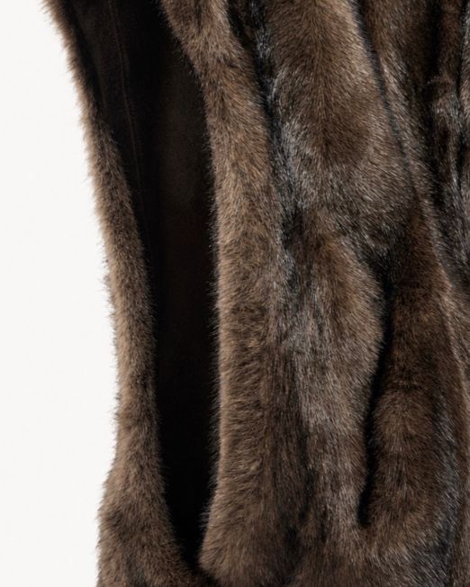 GILET IN ECO VISONE CON CAPPUCCIO colore visone