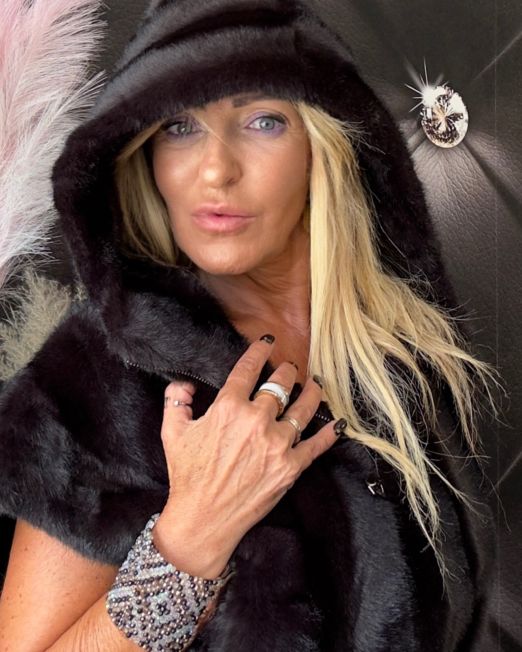 GILET IN ECO VISONE CON CAPPUCCIO colore nero
