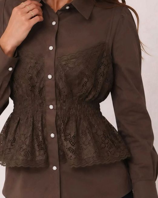 CAMICIA CON BUSTINO IN PIZZO E BOTTONI GIOIELLO marrone