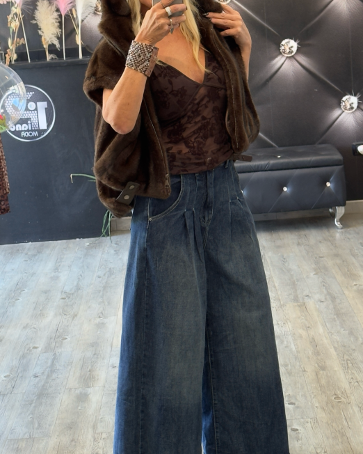 JEANS A GAMBA LARGA CON PINCES E CINTURA INCLUSA