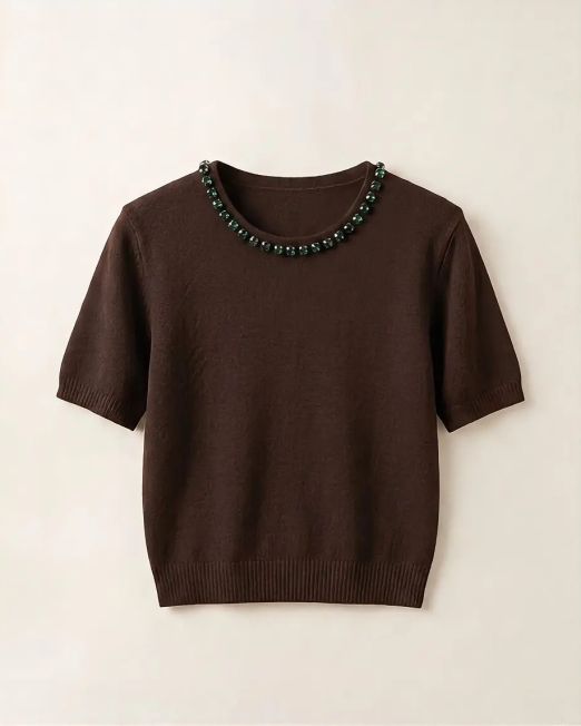 MAGLIA MANICA CORTA CON SCOLLO DECORATO DA GEMME VERDI colore marrone