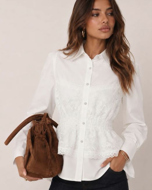 CAMICIA CON BUSTINO IN PIZZO E BOTTONI GIOIELLO bianco