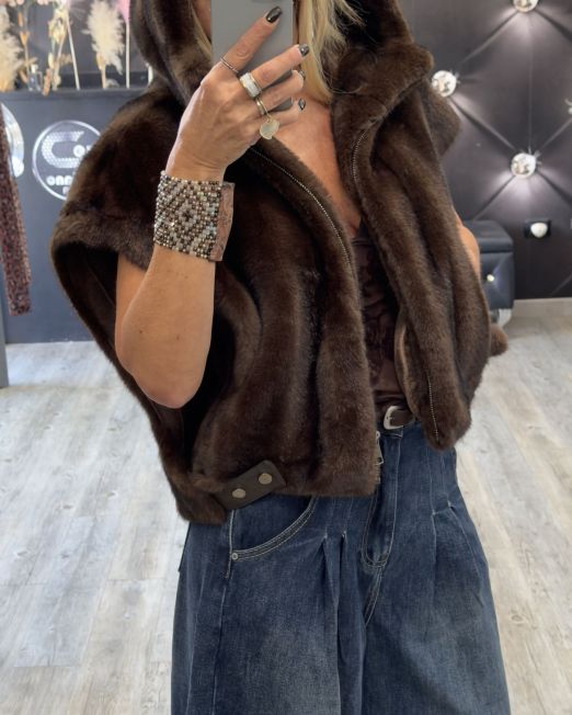 GILET IN ECO VISONE CON CAPPUCCIO colore visone