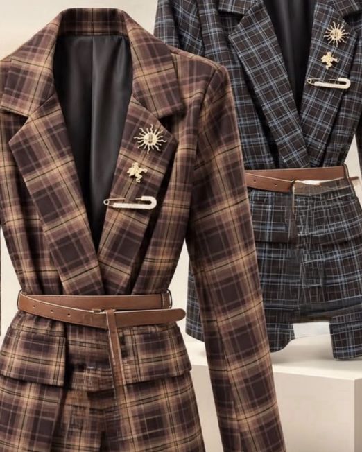 BLAZER TARTAN CON CINTURA E SPILLE GIOIELLO