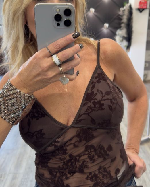 TOP IN TULLE ELASTICIZZATO CON MOTIVO FLOREALE E SCOLLO A V cioccolato