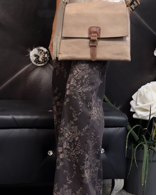 BORSA PIATTINA IN ECOPELLE CON FIBBIA E TRACOLLA REGOLABILE color fango